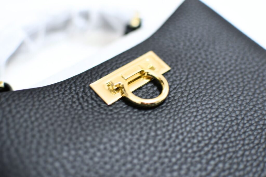 HAYNI「ベイビーマロエ」フロントの金具部分