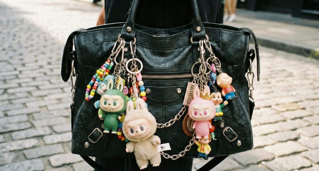 バレンシアガ「シティ」にラブブなどキーホルダーをじゃらづけする